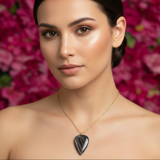Collier doré et Pendentif en oeil de fer sur bélière acier inoxydable