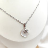collier argenté et nacre