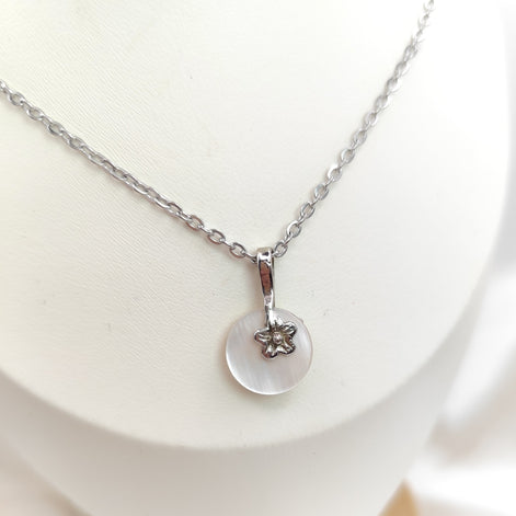 collier argenté et nacre