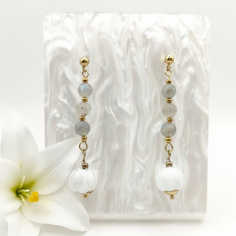 Boucles d'oreilles camélia en labradorite