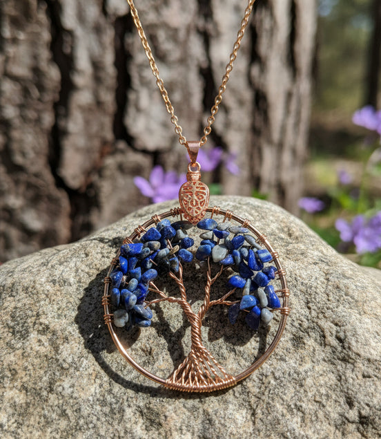 collier en pierres de lapis lazuli