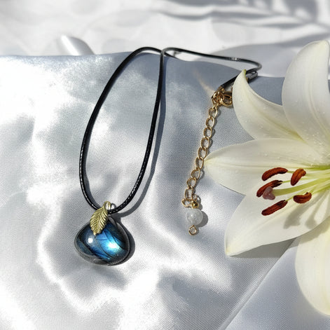 Collier noir doré et pierre de labradorite bleu
