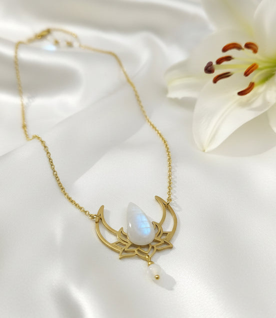 Collier lotus doré et pierre de lune arc en ciel, péristérite, féminité et intiution