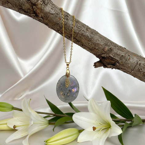 collier doré labradorite violette rose