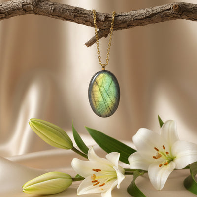 Collier doré et pierre de labradorite extra