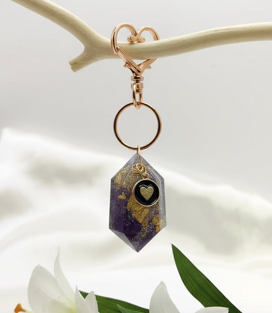Porte clé orgonite doré en améthyste et coeur