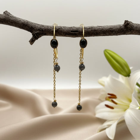 bijoux doré en pierre noire