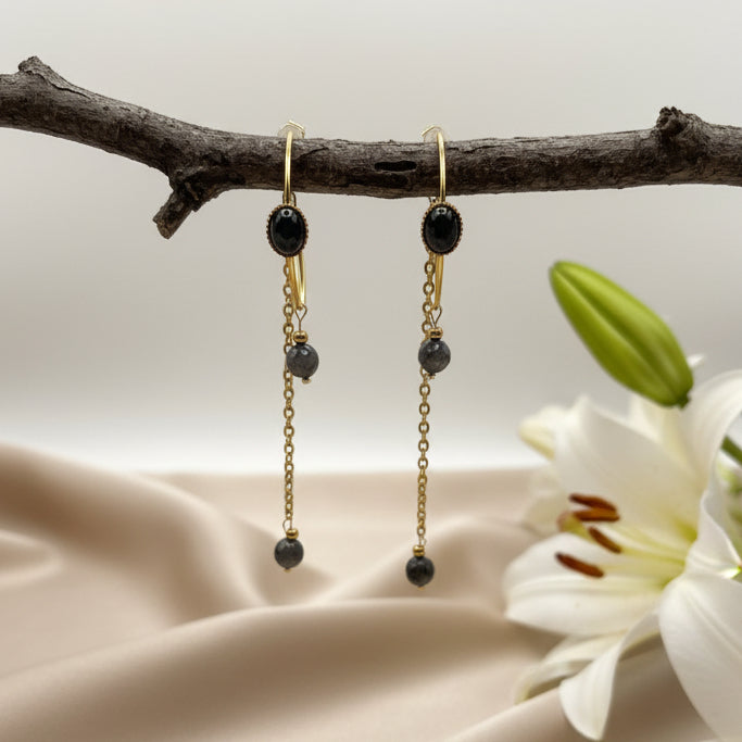 bijoux doré en pierre noire