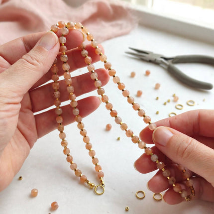 collier doré pierre de soleil fait mains