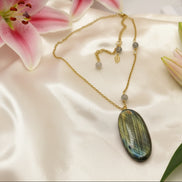Collier Doré ✦ Grande Labradorite Extra — Protection & Intuition