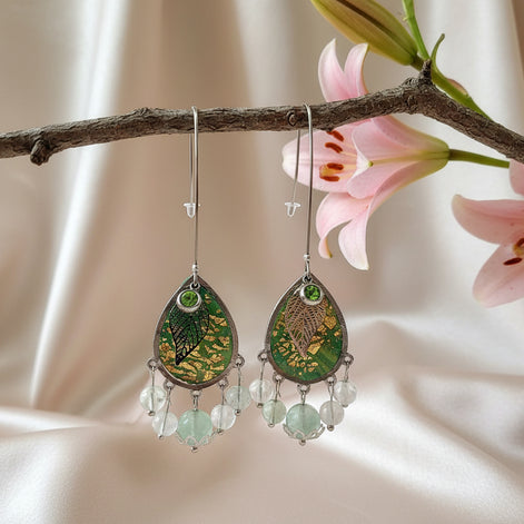 Boucles d’oreilles en Fluorite Verte, argentée, strass et polymère