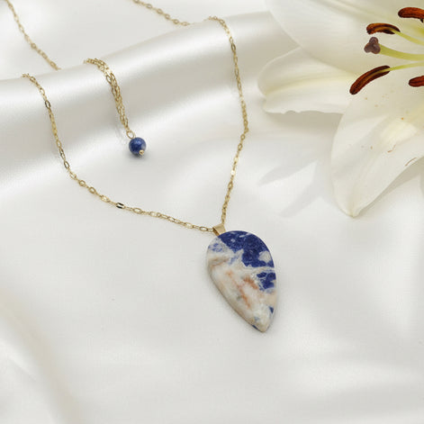 Collier doré en sodalite naturelle  élégance, intuition et sérénité