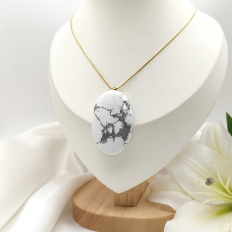 Collier doré et Howlite extra