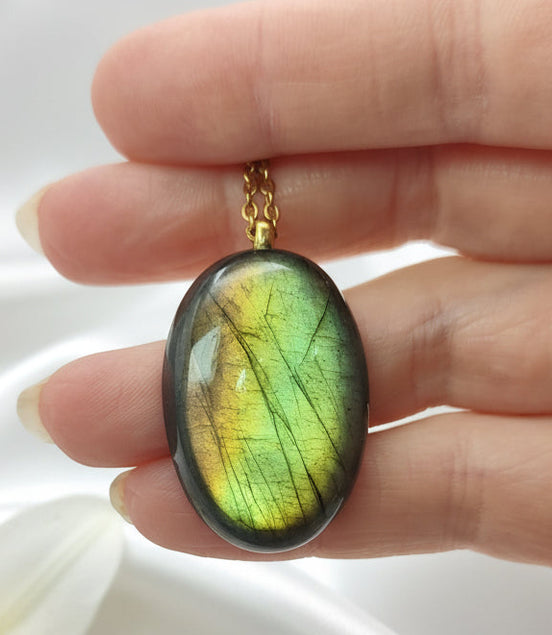 Collier doré et pierre de labradorite extra