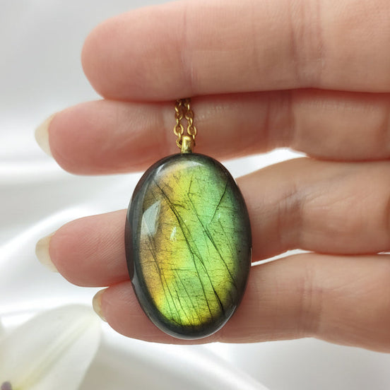 Collier doré et pierre de labradorite extra