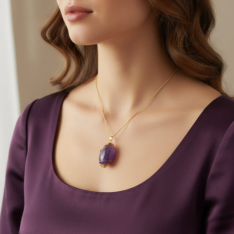 Collier doré et son améthyste fileté