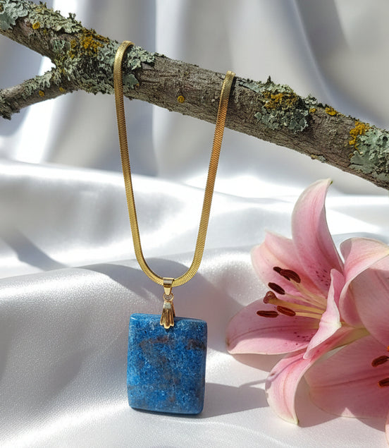 collier doré en apatite