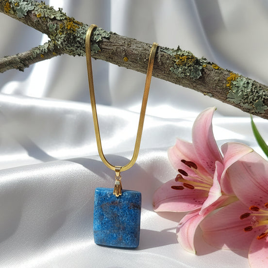 collier doré en apatite