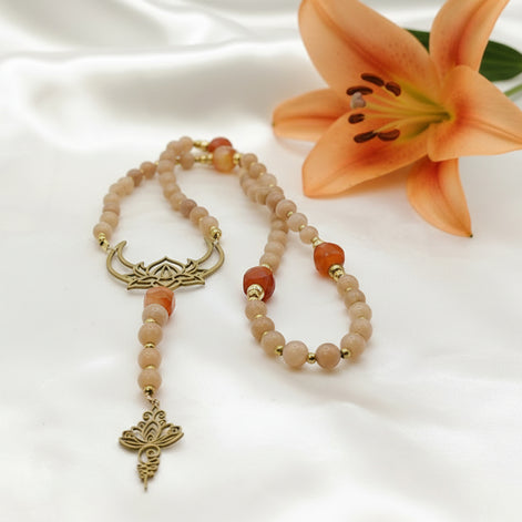 chapelet doré en pierre de lune cornaline