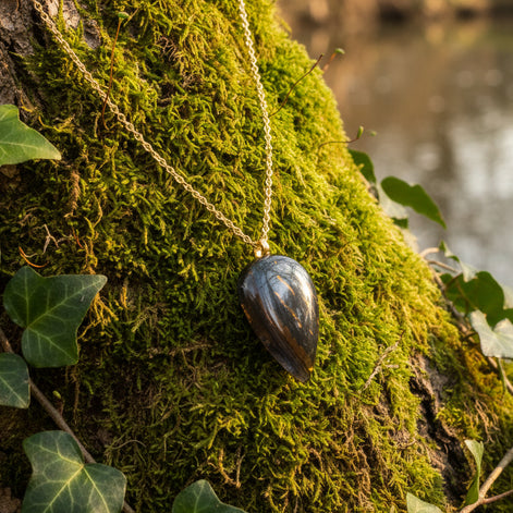 Collier doré et Pendentif en oeil de fer sur bélière acier inoxydable