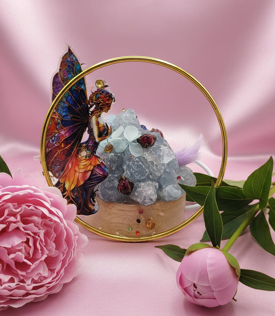 Lampe lumineuse et féérique en pierre célestine, fleurs séchées, fait main