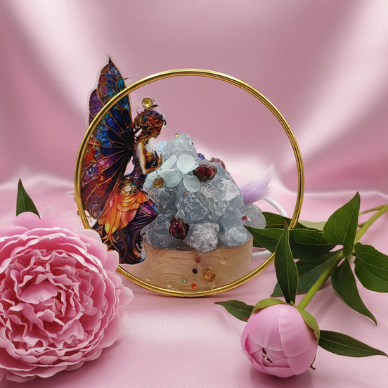 Lampe lumineuse et féérique en pierre célestine, fleurs séchées, fait main
