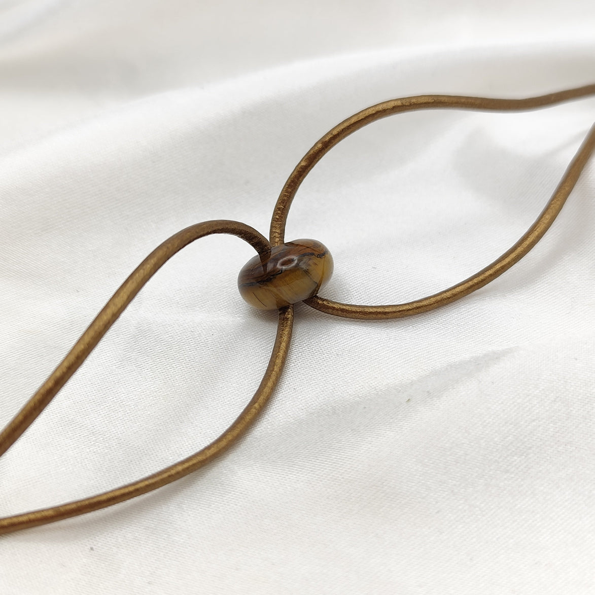 Bracelet en cuir doré et son œil de tigre 16/17 cm