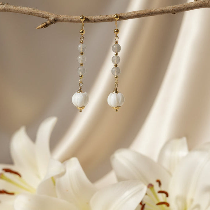 Boucles d'oreilles camélia en labradorite