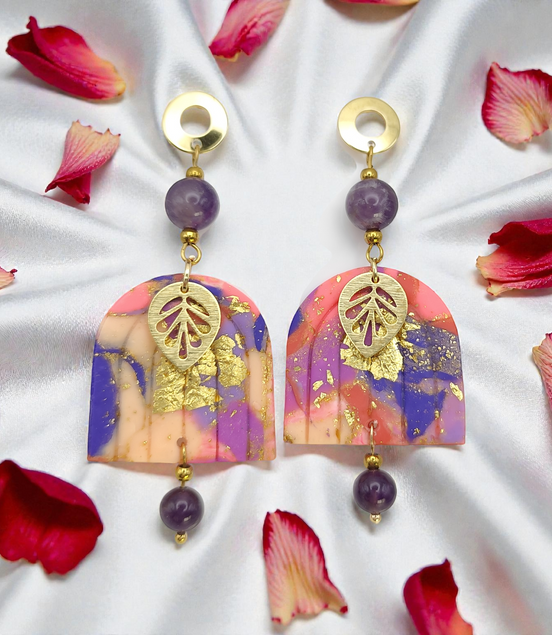 Boucles d'oreilles dorées en améthyste & polymère