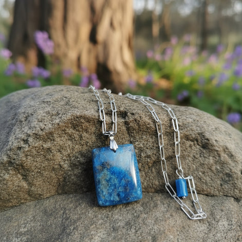 Collier argenté apatite bleu