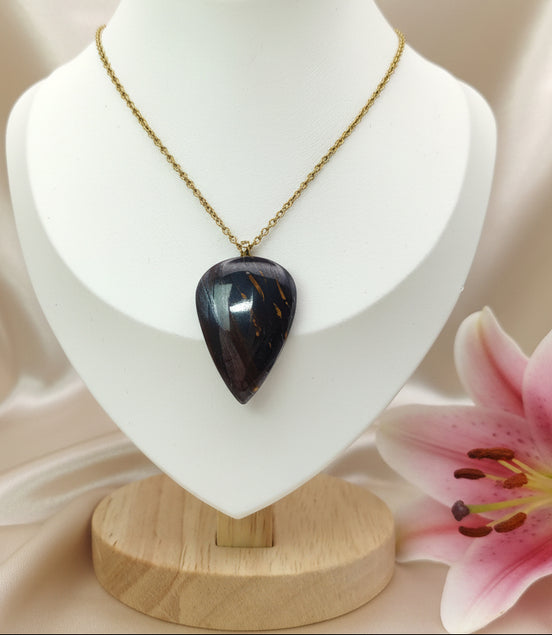 Collier doré et Pendentif en oeil de fer sur bélière acier inoxydable