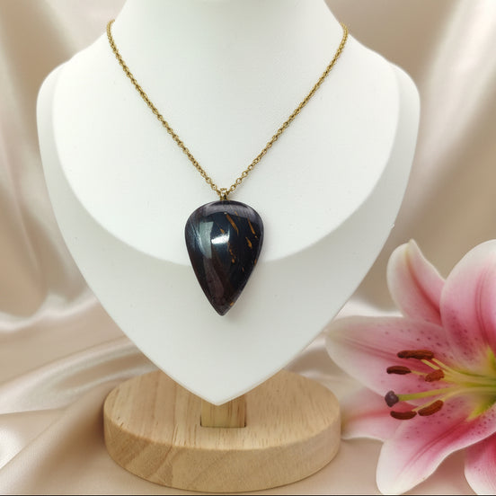 Collier doré et Pendentif en oeil de fer sur bélière acier inoxydable