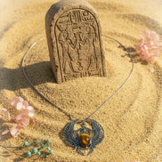 Collier scarabée khépri et labradorite larvikite ou oeil de tigre