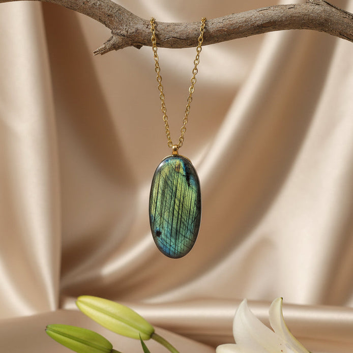 Collier doré, grande pierre de labradorite extra
