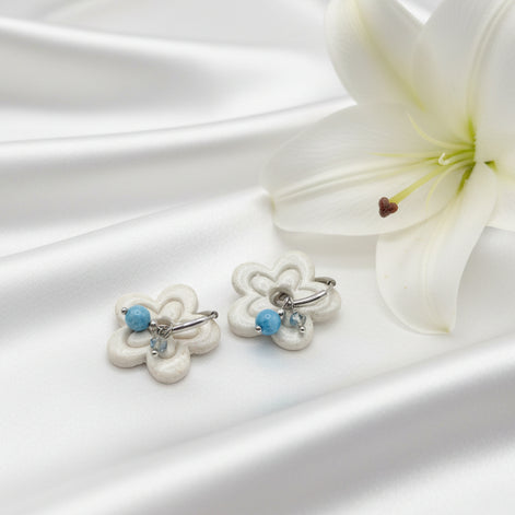boucles d'oreilles anneau et pampille blanche