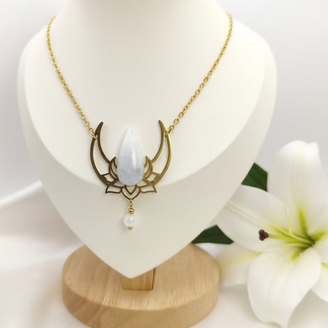 Collier lotus doré et pierre de lune arc en ciel, péristérite, féminité et intiution