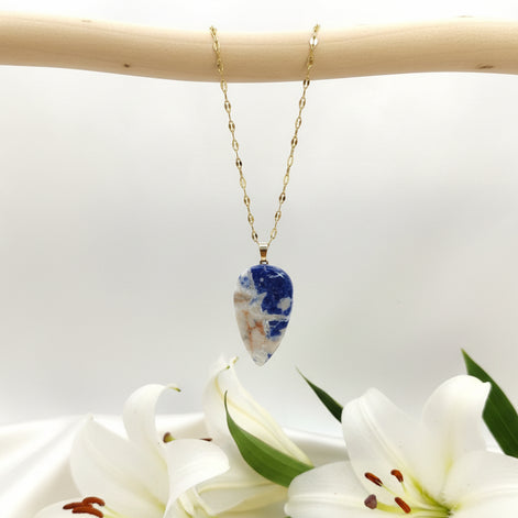 Collier doré en sodalite naturelle  élégance, intuition et sérénité