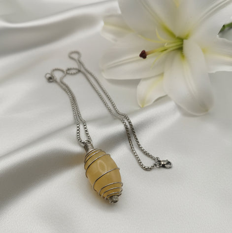 Pierre, collier, pendentif en calcite orange, oeuf, brut, joie et confiance