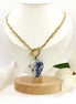 Collier doré et sodalite extra, intuition lumineuse