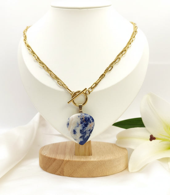 Collier doré et sodalite extra, intuition lumineuse